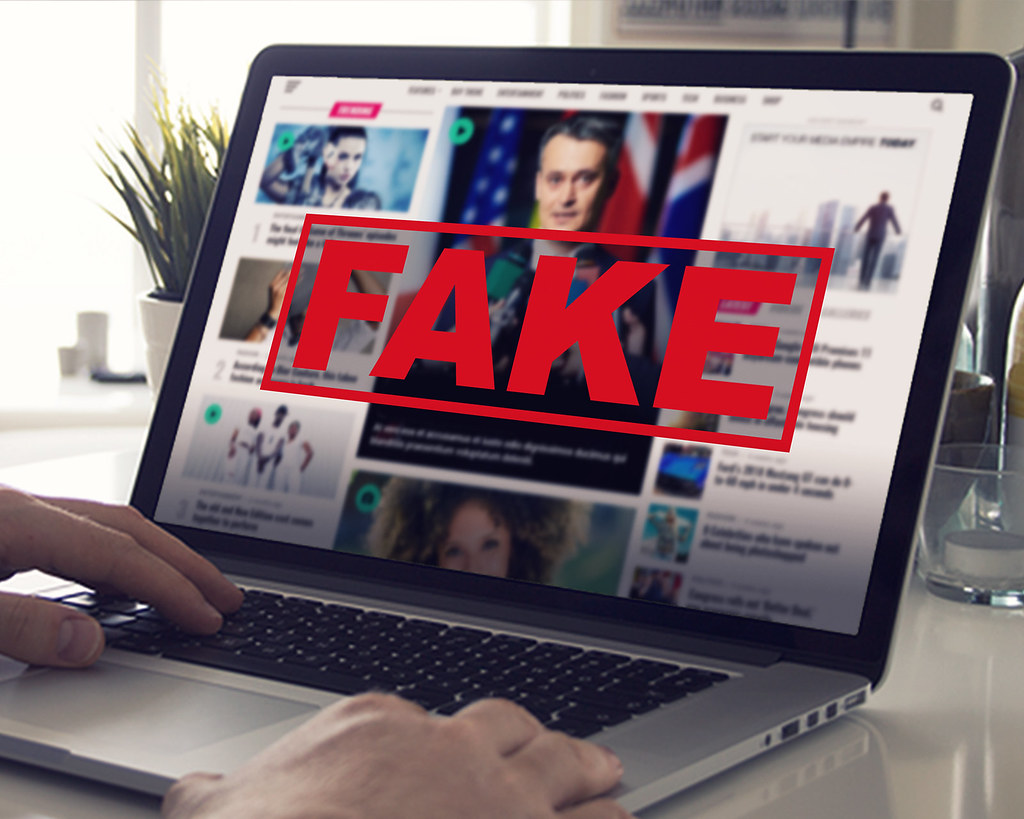 Un laptop affichant le mot Fake