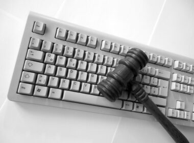 clavier et marteau de justice